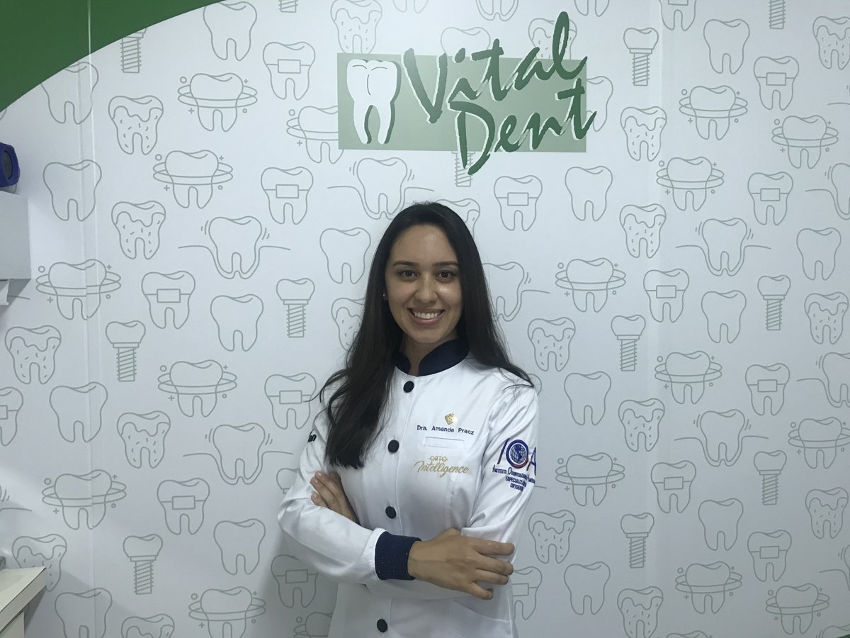Retrato de Dra. Amanda Pracz, Clínica Geral e Prótese Dentária na Clínica Vitaldent