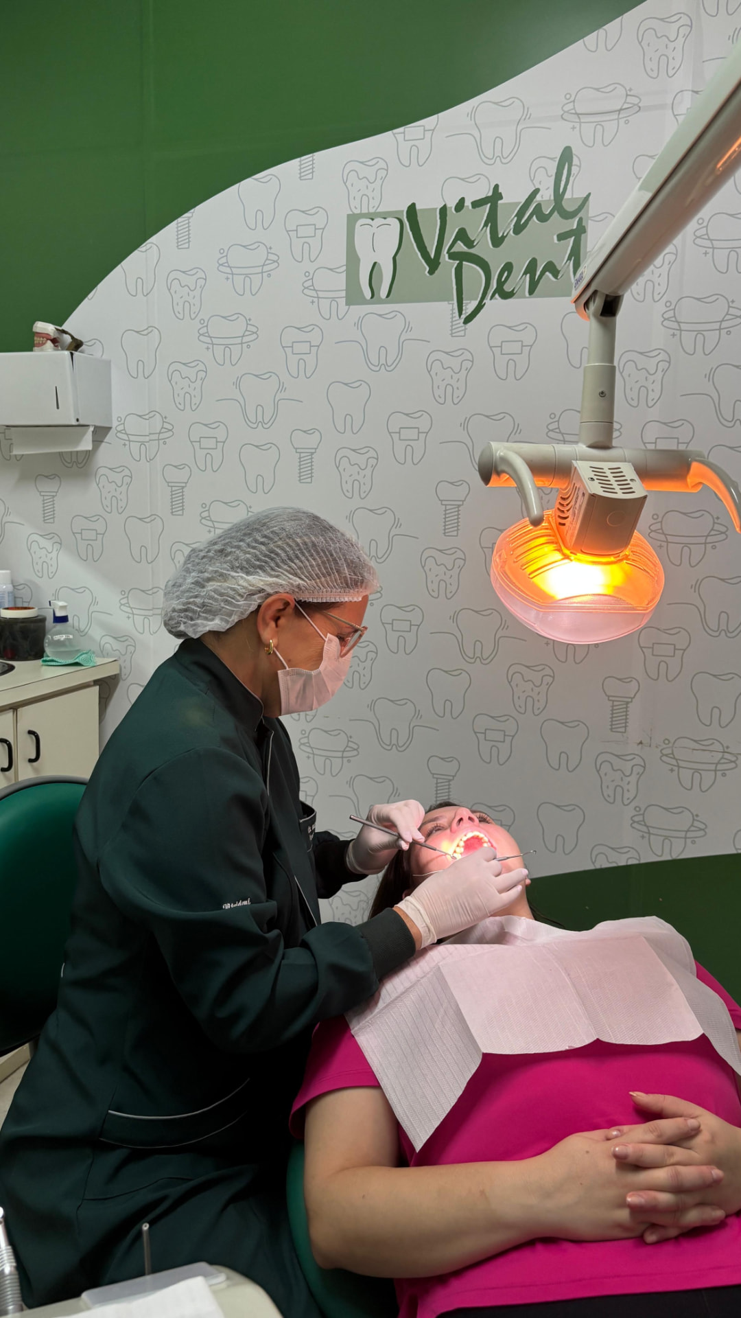 Atendimento odontológico na Clínica Vitaldent em Curitiba