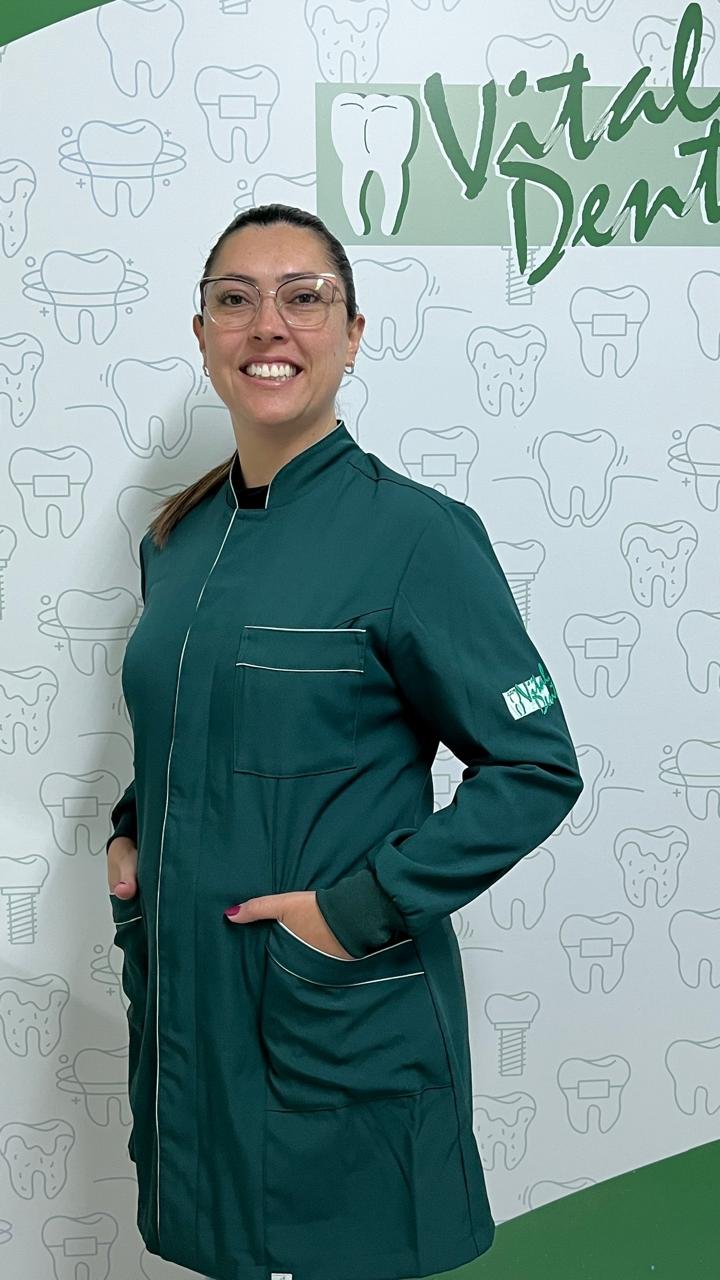 Retrato de Dra. Caroline Miranda, Clínica Geral e Endodontia na Clínica Vitaldent